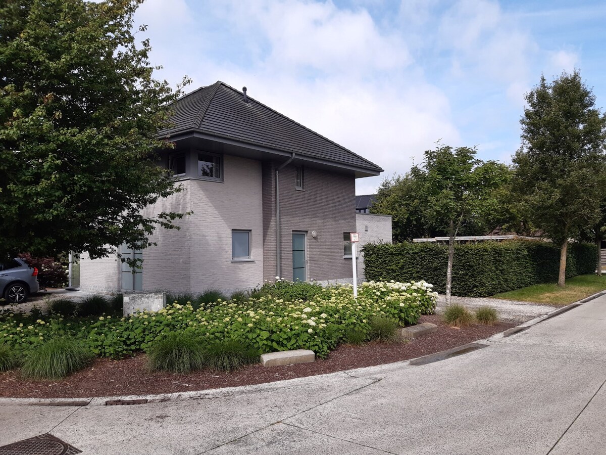 Recente, eigentijdse villa in doodlopende verkaveling ! 