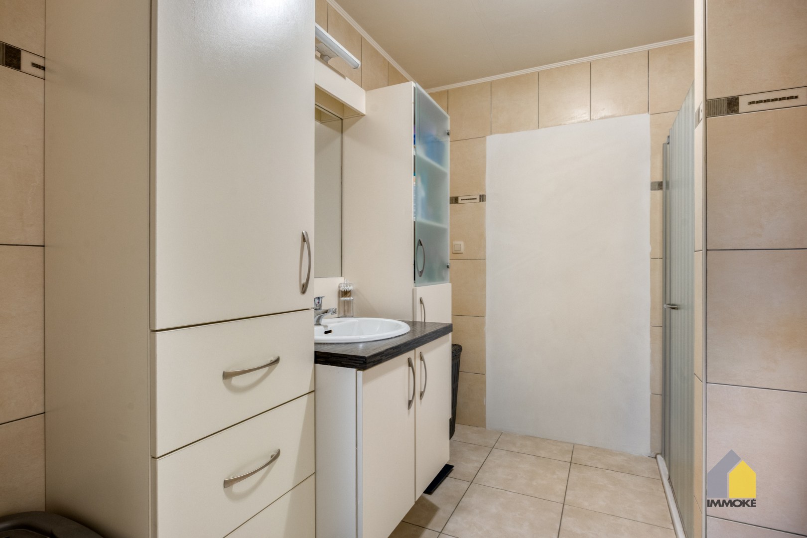 Gelijkvloers appartement (120 m²) met ruime woonkamer, 2 slpks. en terras. 