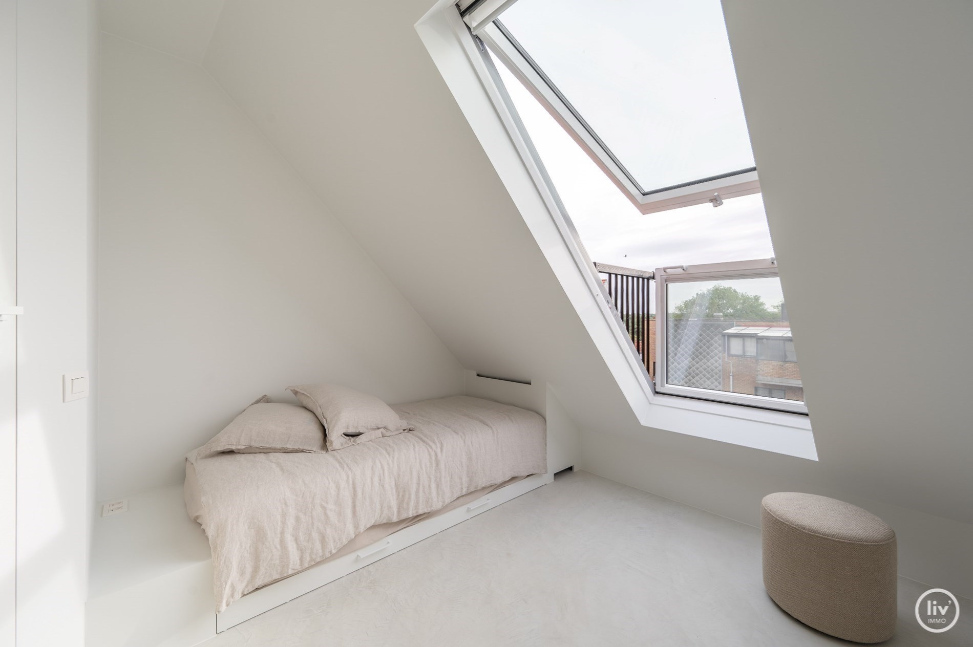 Superbe appartement en duplex magnifiquement rénové avec une spacieuse terrasse orientée vers l'ouest, situé sur la Lippenslaan à Knokke. 