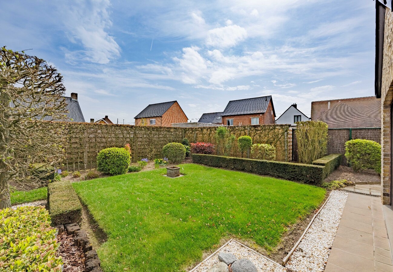 Charmante en solide villa met zonnige tuin in het hart van Zwevezele 