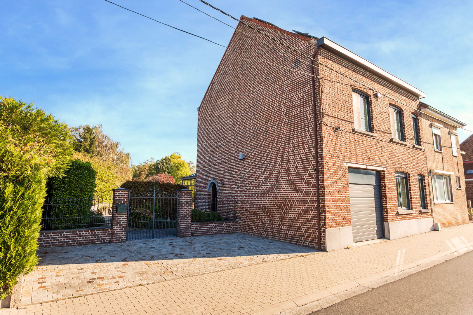 Instapklare driegevelwoning met 4 slpk te Lembeek 
