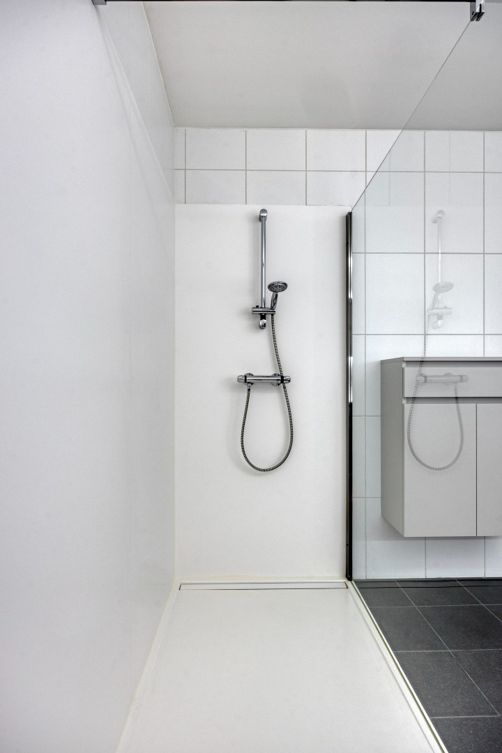 Gelijkvloers appartement met 2 slpk, 2 parkings en 2 kelderbergingen. 