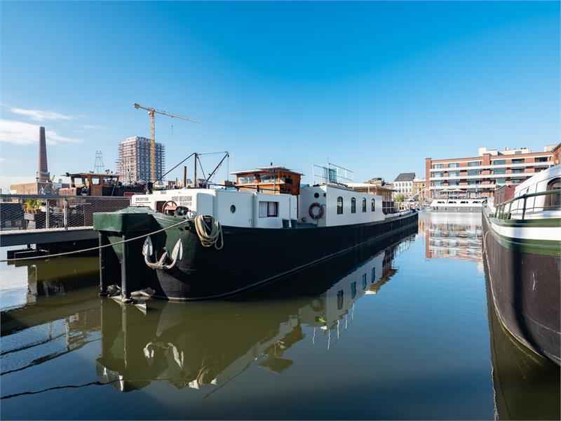 Woonschip met 5 slaapkamers en vaste ligplaats 