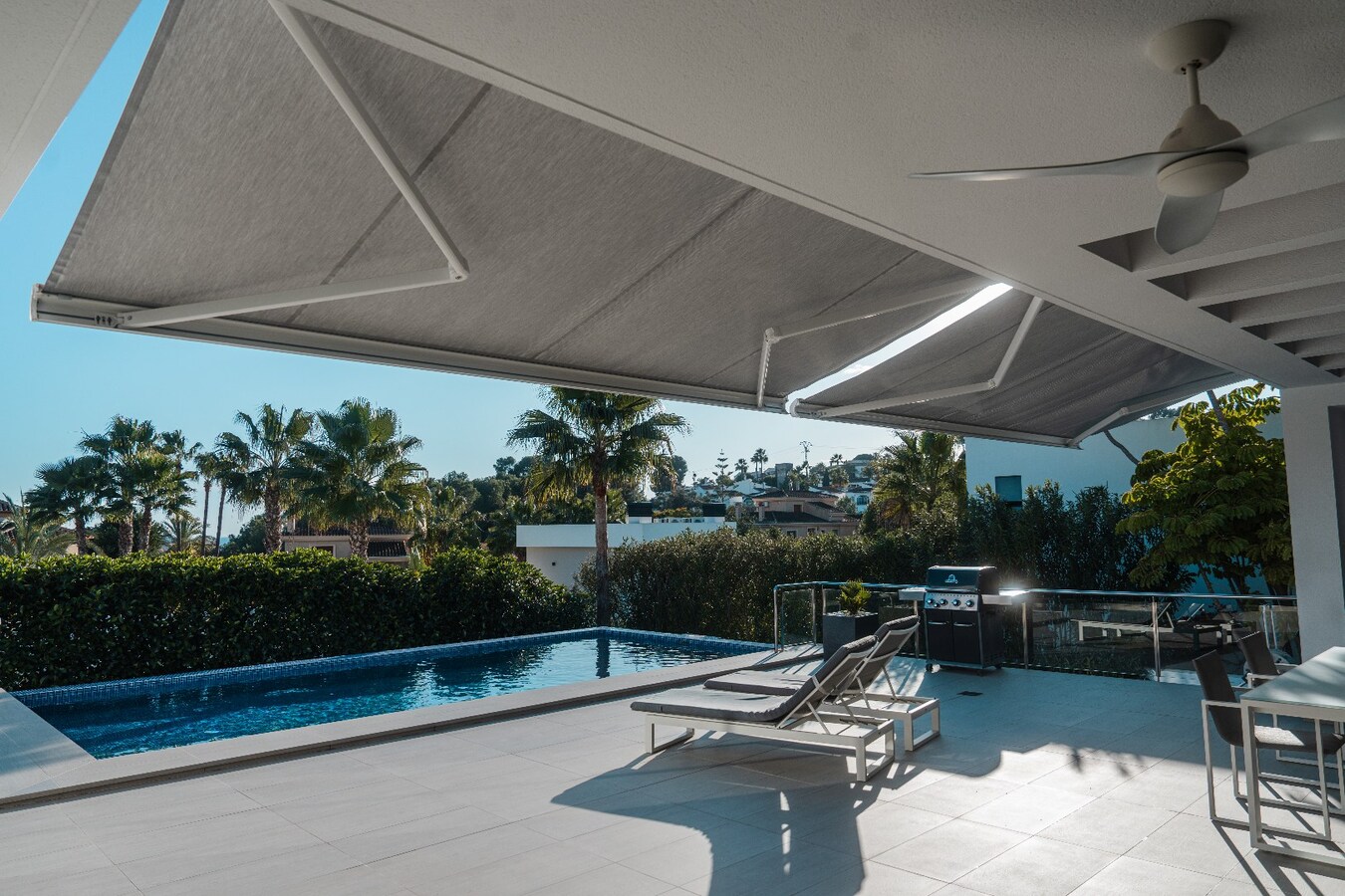 Deze uitzonderlijke villa biedt een unieke combinatie van luxe, volledige privacy en een prachtige zuidoriëntatie in het gegeerde Solpark. 