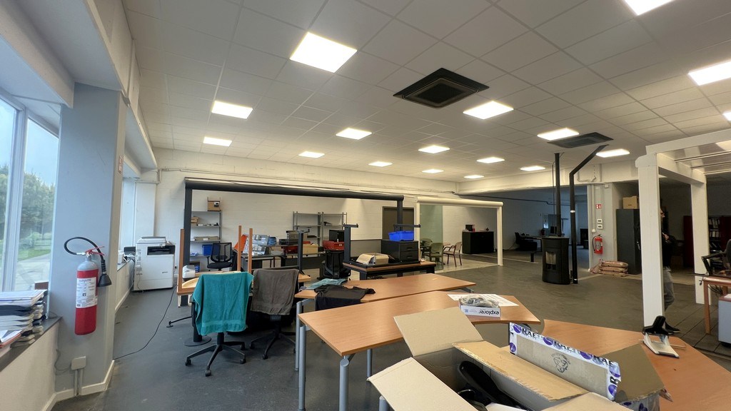 Magazijn met rolbrug en kantoren nabij N47 in Zele