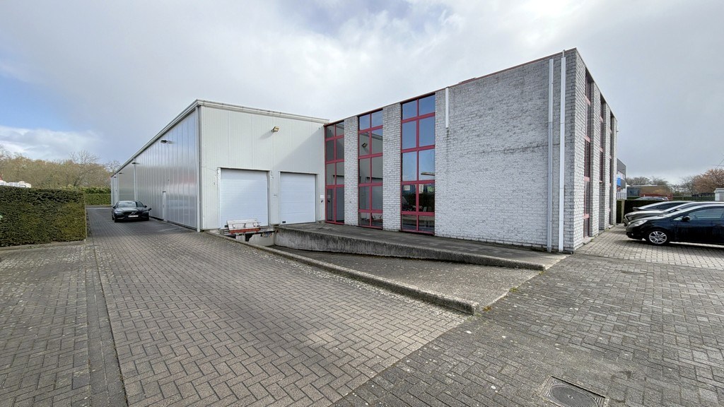 Bedrijfsgebouw met laadkades te huur nabij E313 in Olen