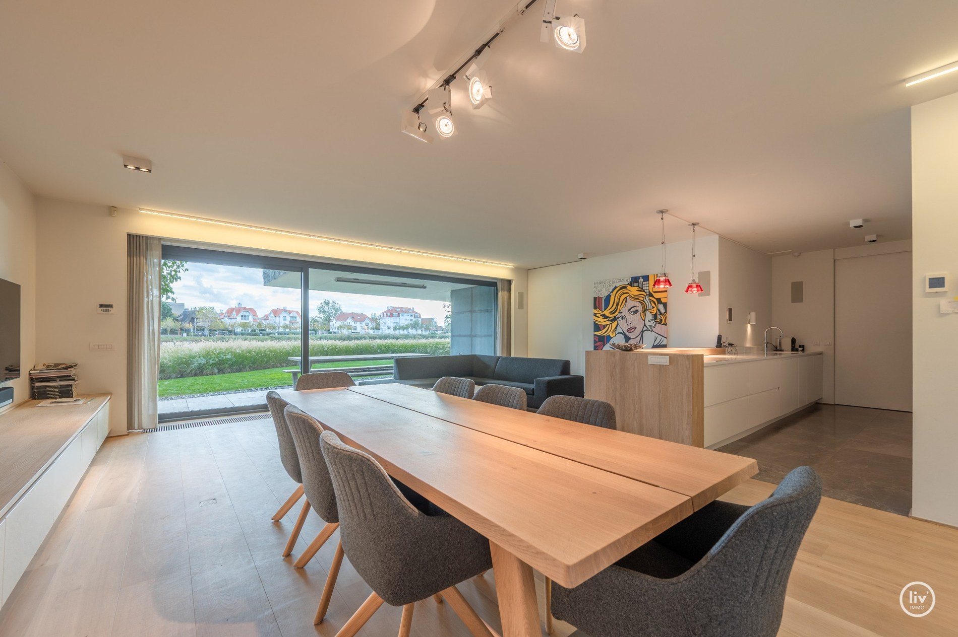 Breed en luxueus afgewerkt tuinappartement met wijde zichten op het meer. 