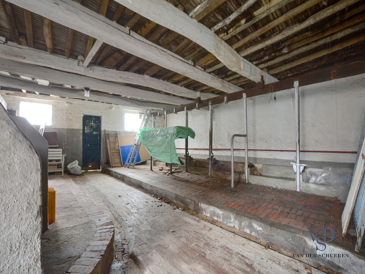 Stevige woning met karaktervolle stallingen in hartje Dikkelvenne. 