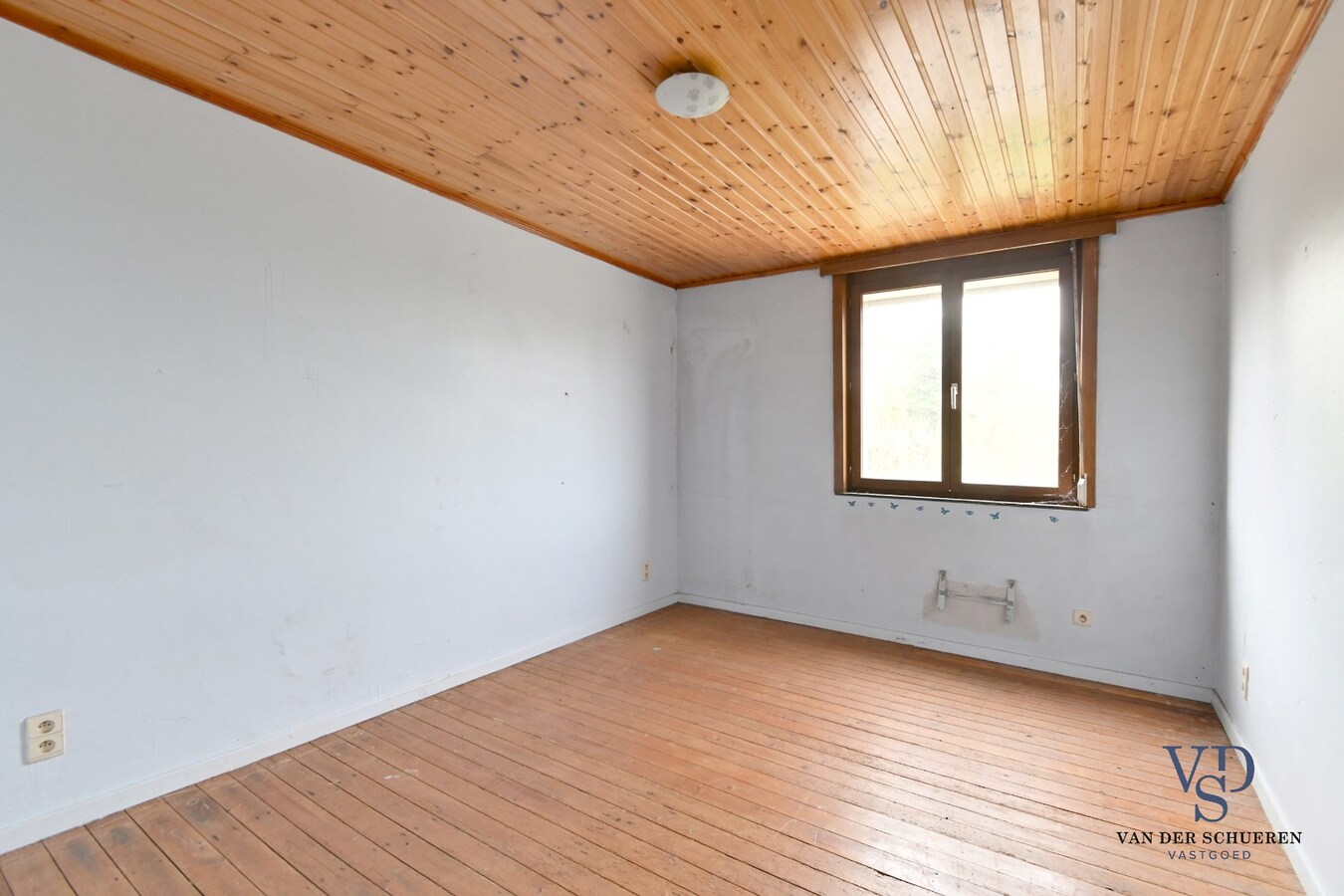 Te renoveren woning op ruim perceel te Kerkgate Mater. 