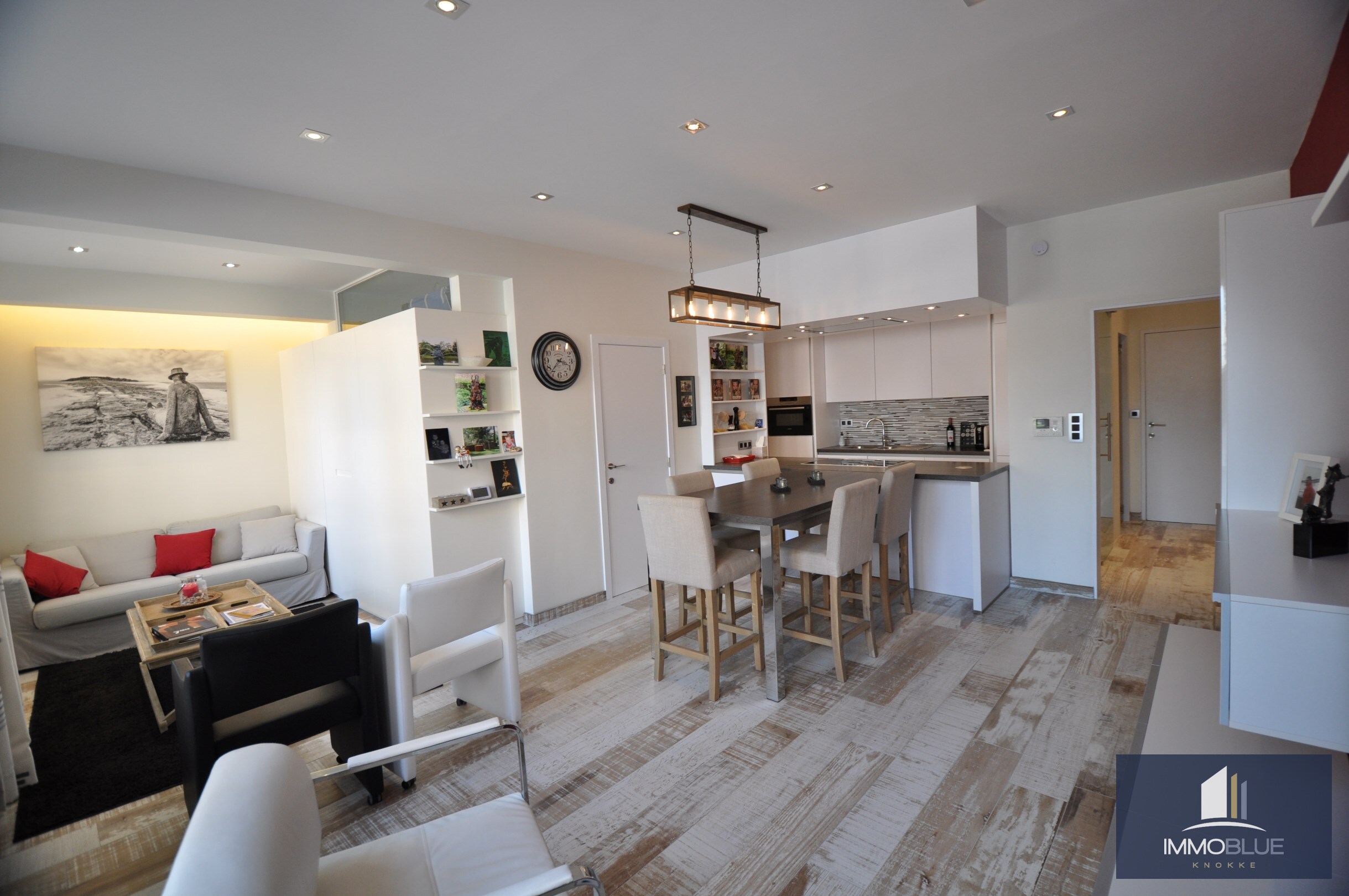 Appartement agréable situé à quelques pas de la mer et de la place Van Bunnen. 