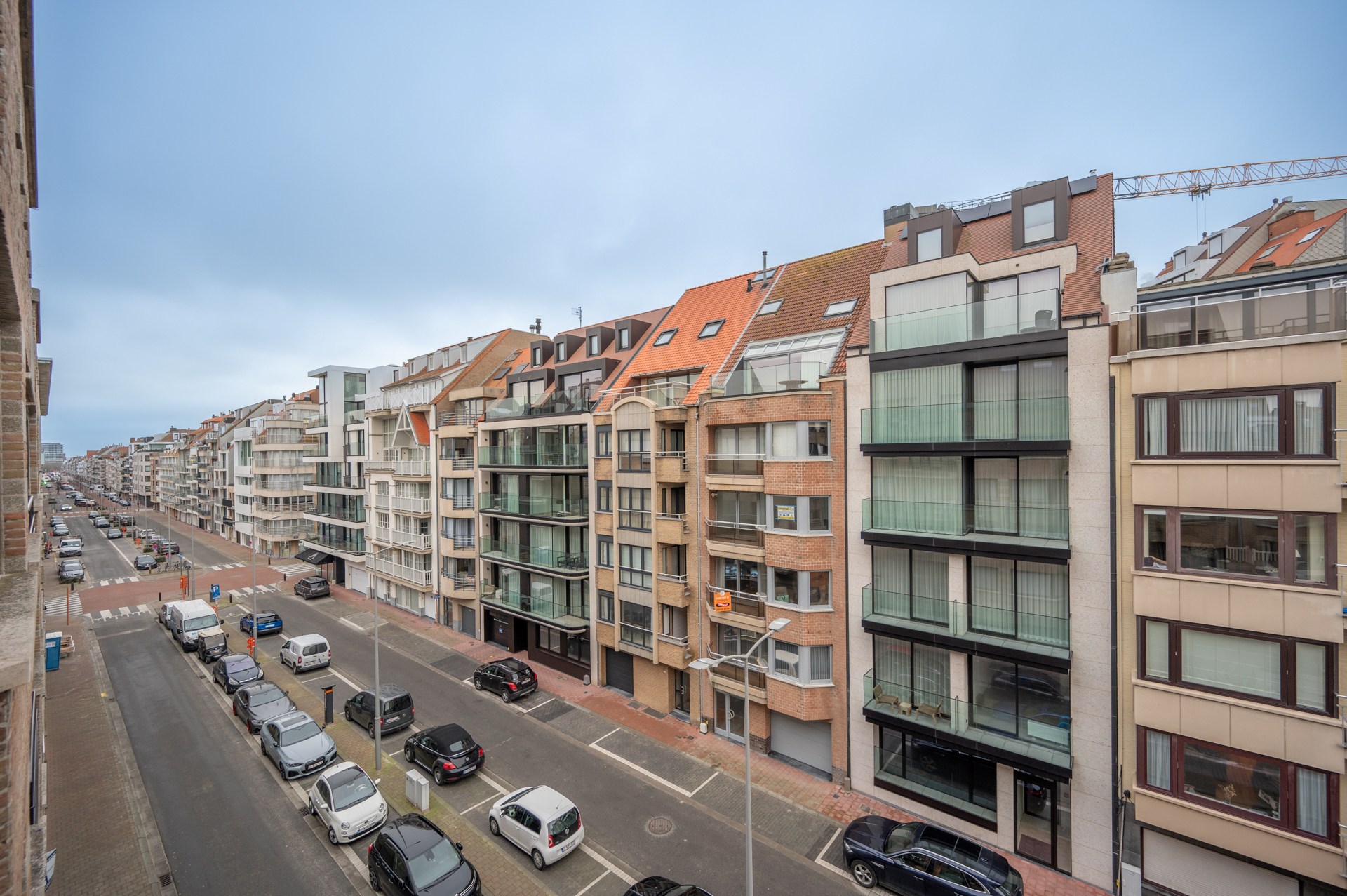 Prachtig gerenoveerd 2 slaapkamerappartement met zijdelings zeezicht centraal gelegen vlakbij de Lippenslaan te Knokke 