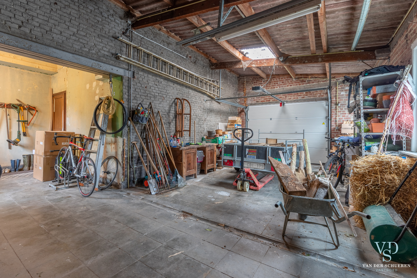 Authentiek landhuis met 5 ruime slaapkamers én gelijkvloers bureau. 