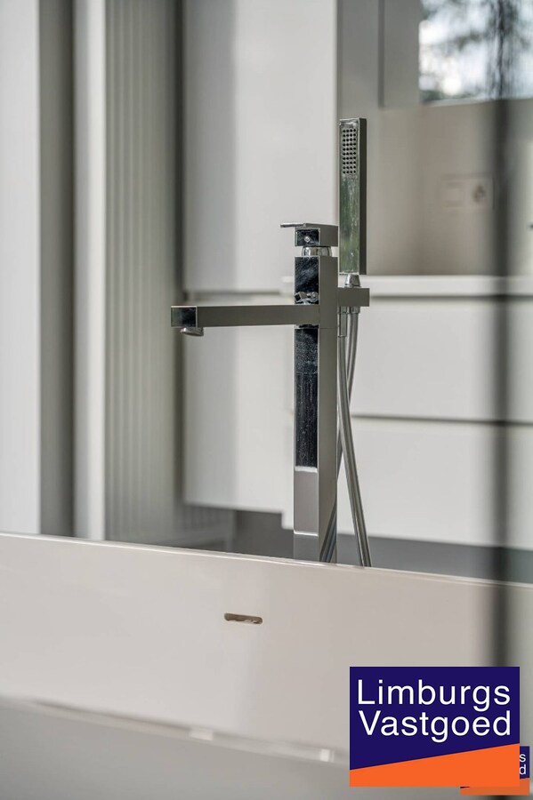 Exclusieve woning met praktijkruimte en zicht op weilanden 