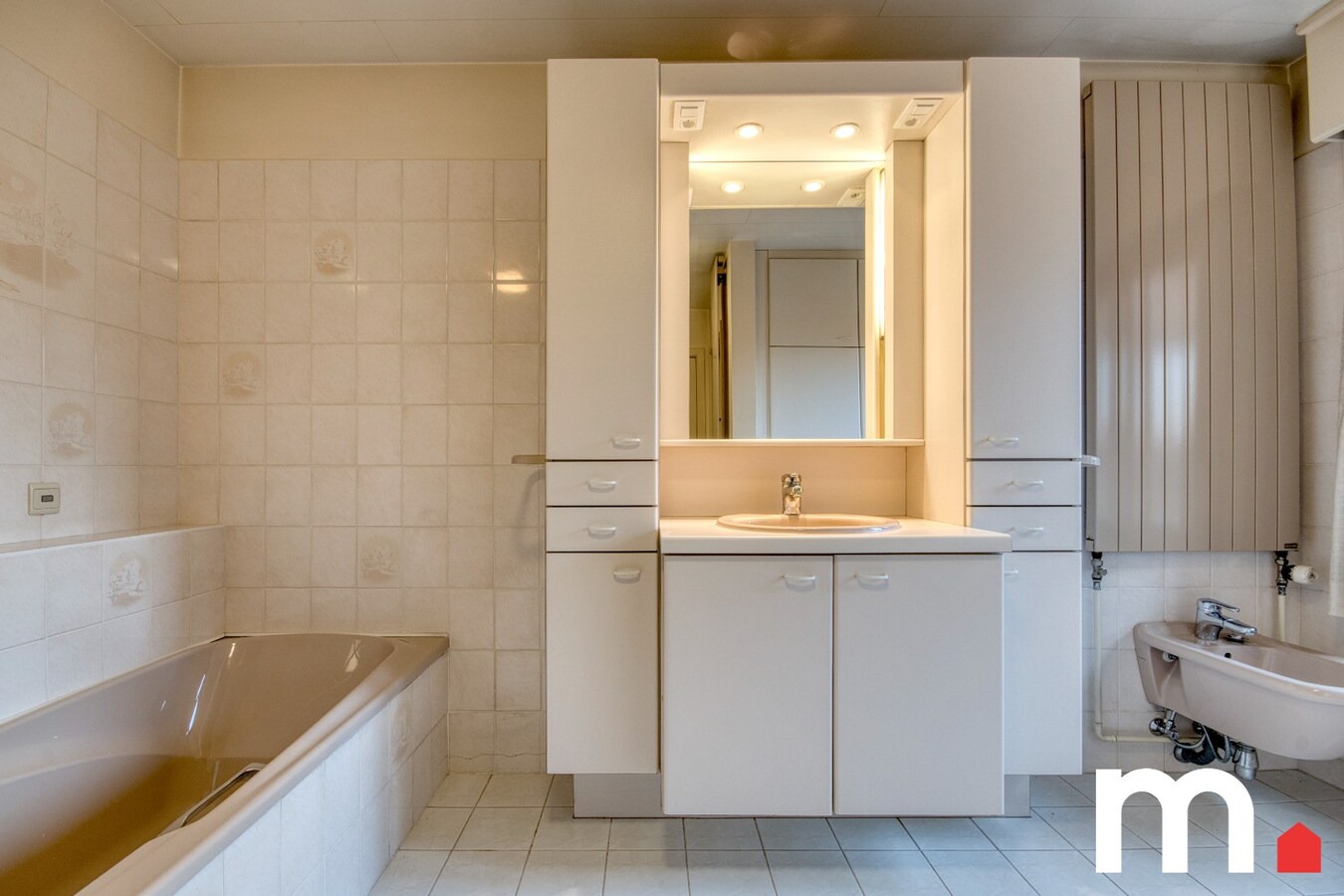 Centrum gelegen gezinswoning met praktijkmogelijkheid te Gullegem ! 