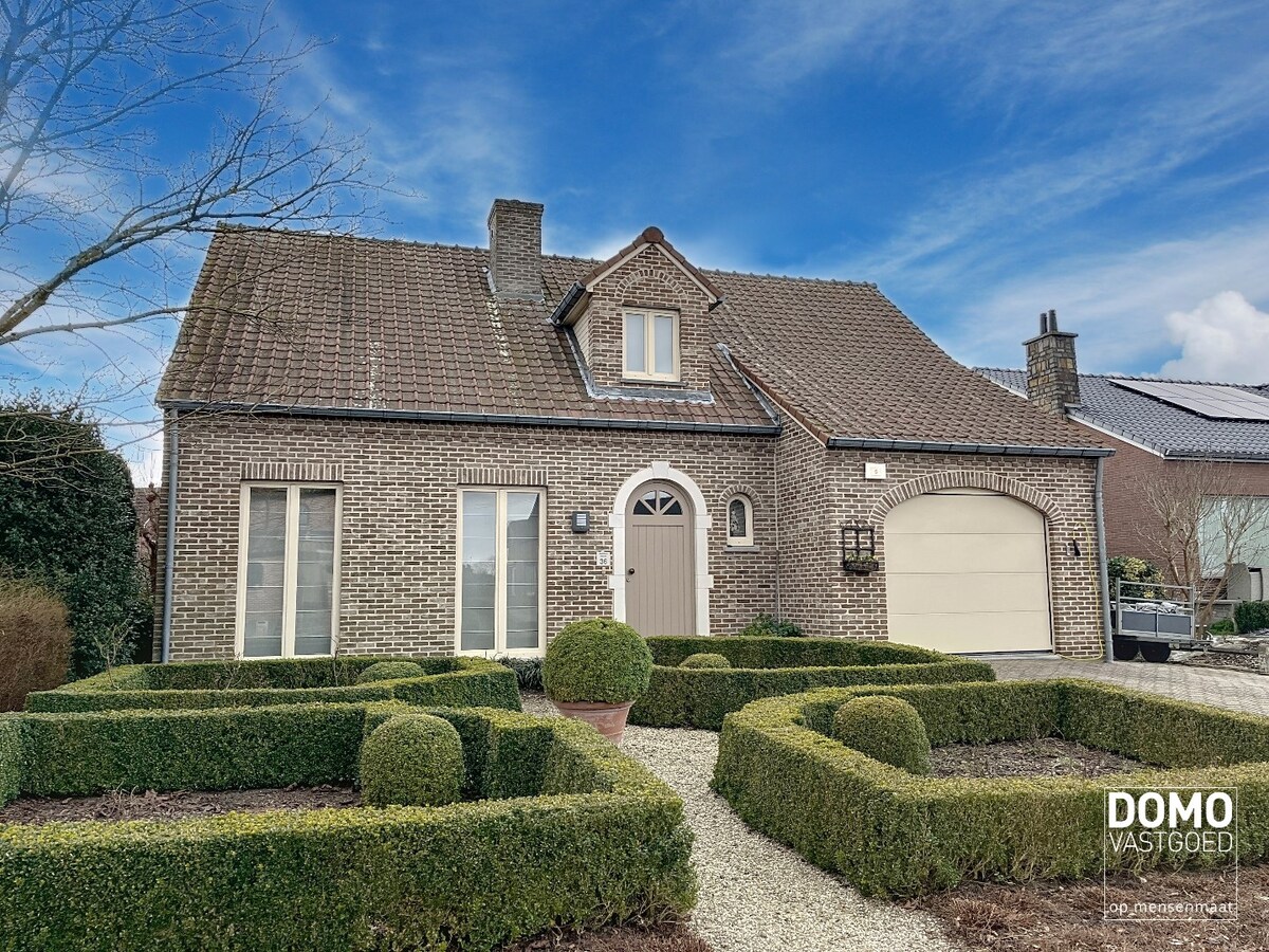 Ruime woning met 4 slaapkamers, groene tuin, terras en inpandige garage 