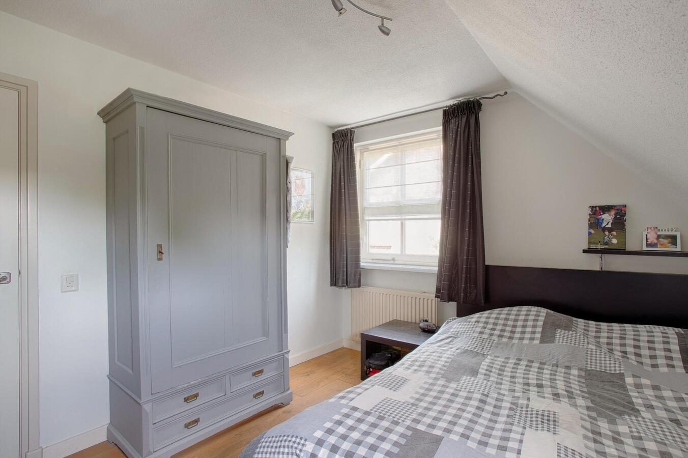 Vrijstaande woning met grote garage, 4 slaapkamers en ruime zolderverdieping. 