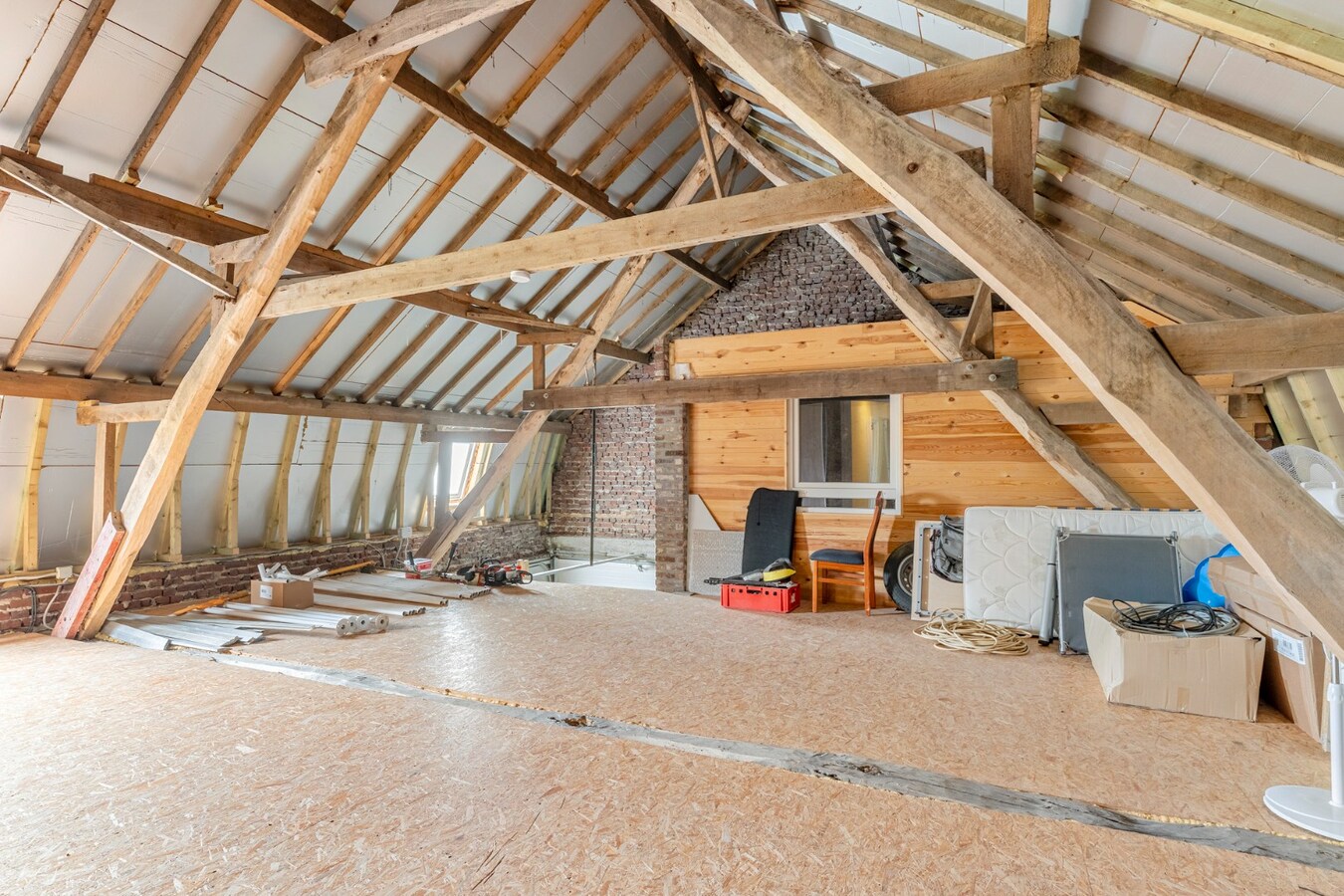 Vrijstaande, zeer verzorgde woning met aangrenzende, uitgeruste stalling/loods op een perceel van 72a14ca 