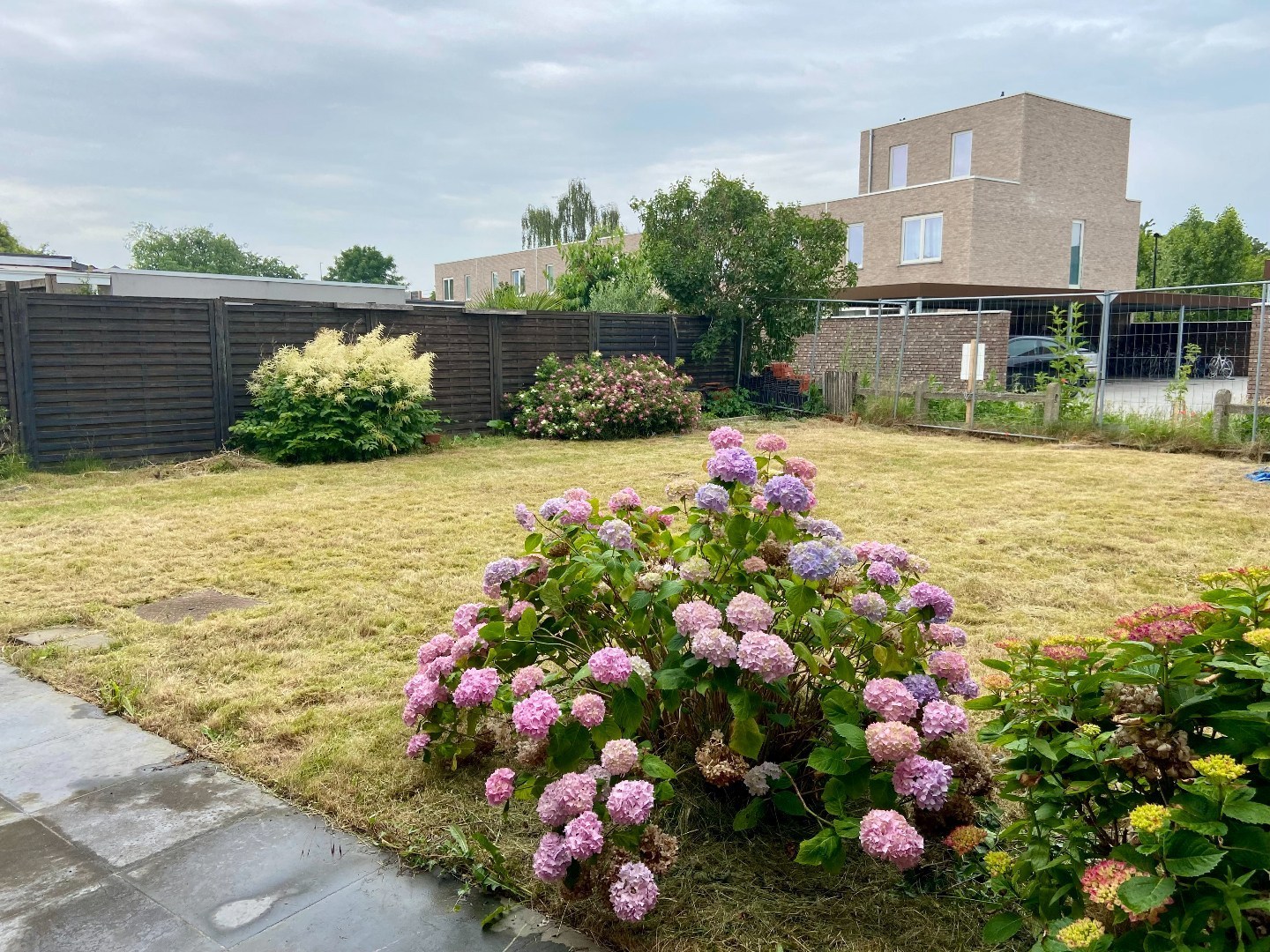 Degelijke te renoveren halfopen woning met tuin en garage op 293 m²! 