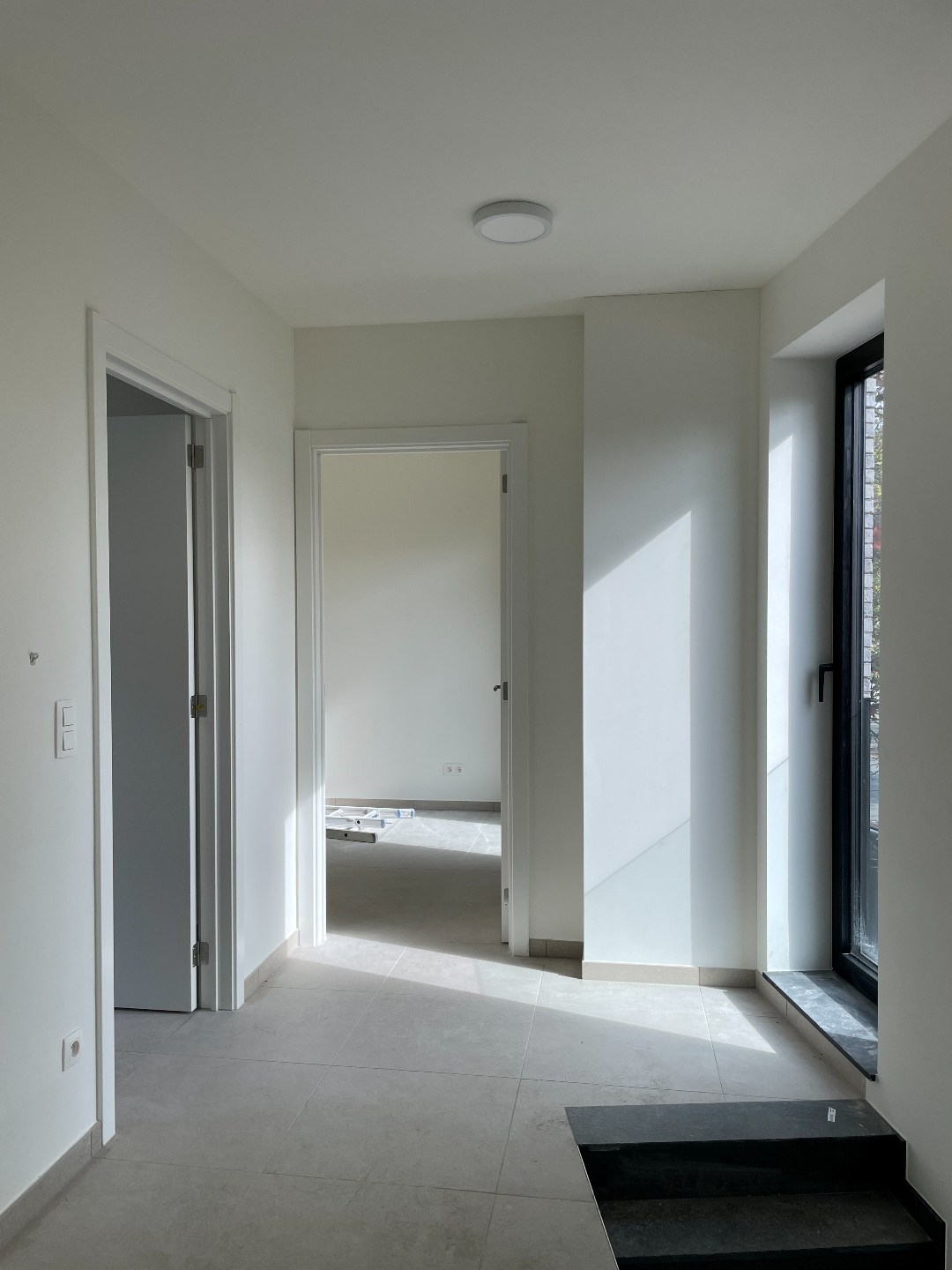 Nieuwbouwwoning met 3 slaapkamers inpandige garage , terras en tuin 