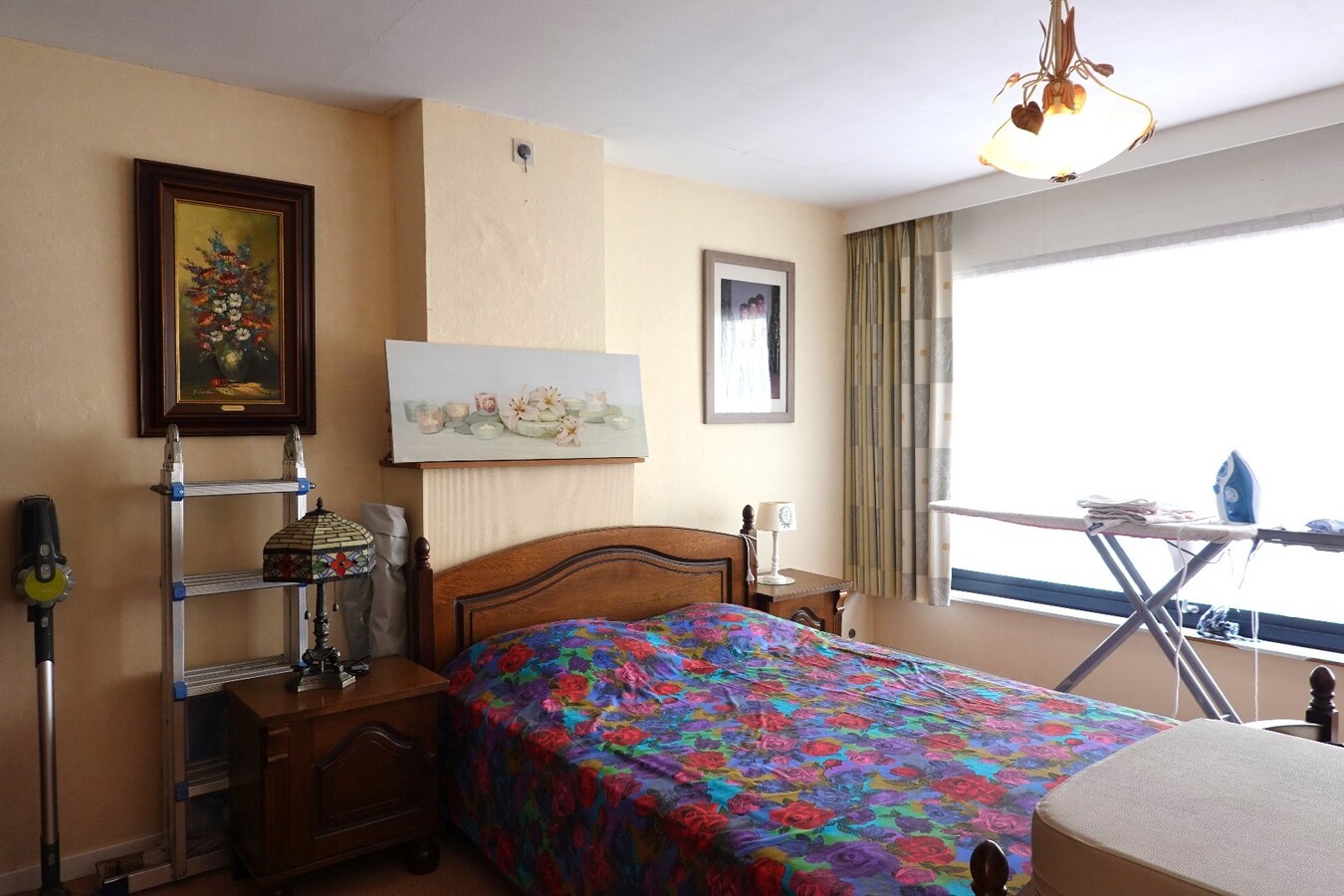 Op te frissen rijwoning in hartje Gistel 