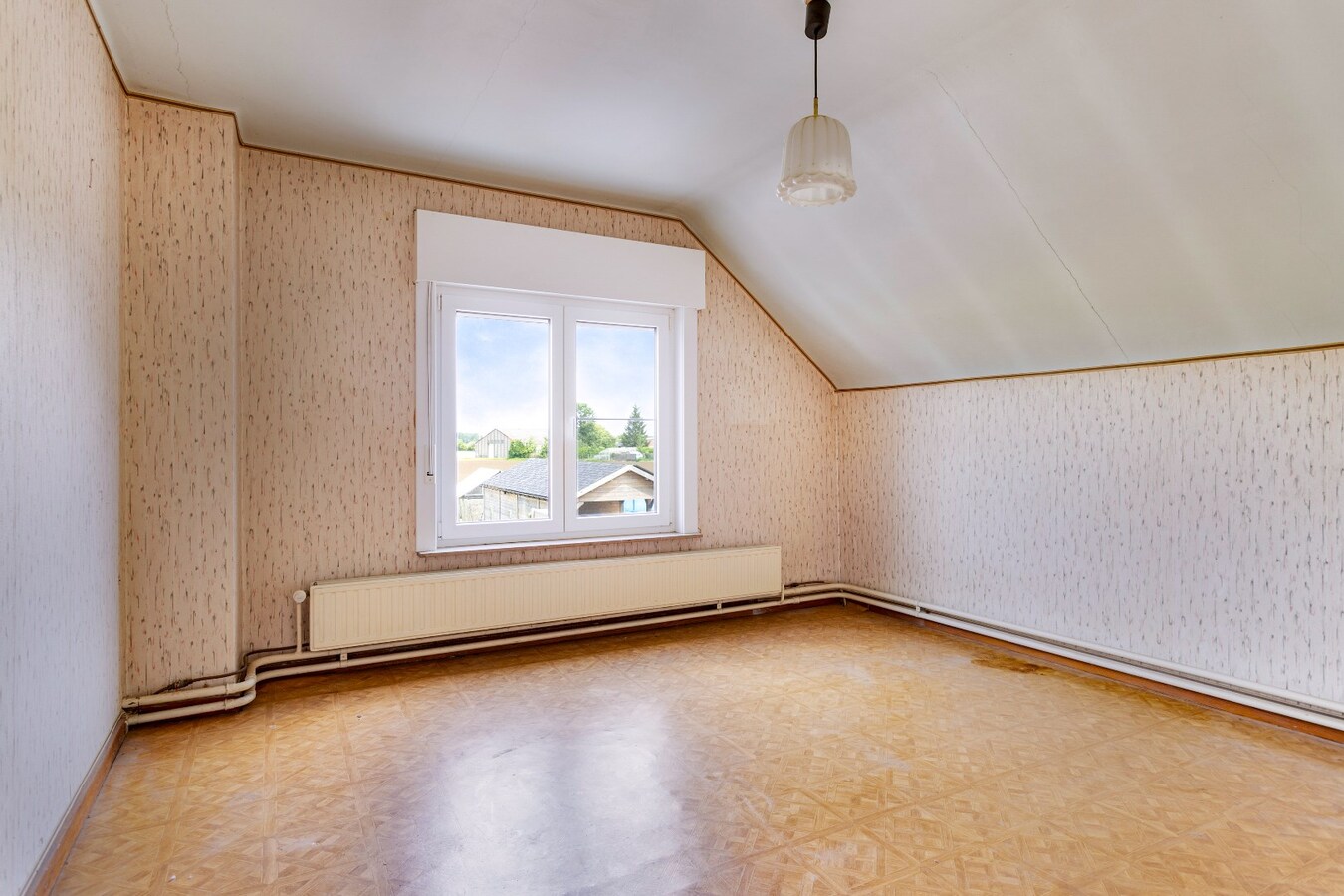 Te renoveren gezinswoning in prachtige villawijk in Mullem 