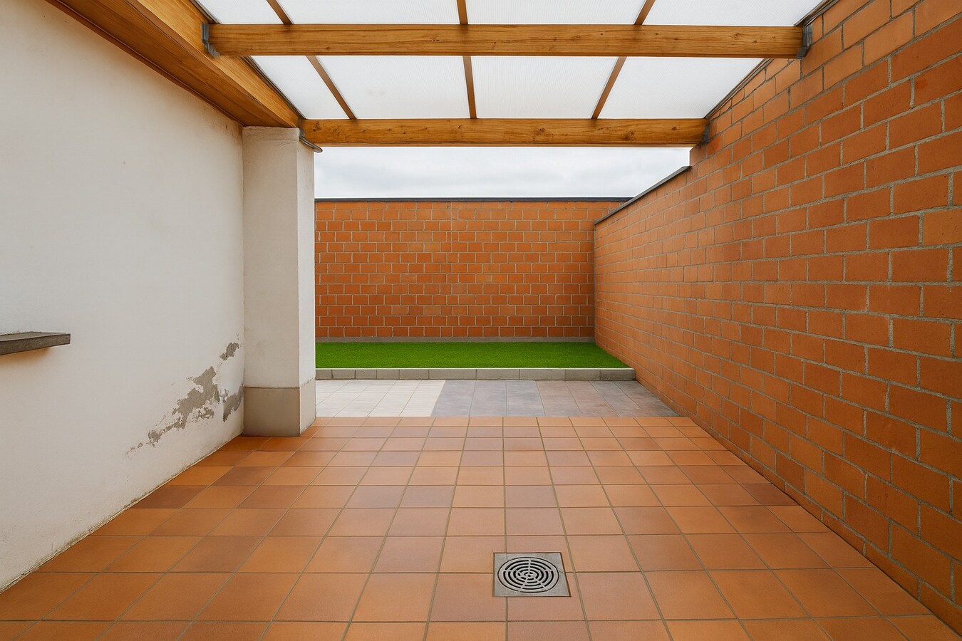 Te koop: Uitzonderlijk ruime stadswoning met 6 slaapkamers, garage en tuin in het hart van Sint-Niklaas! 