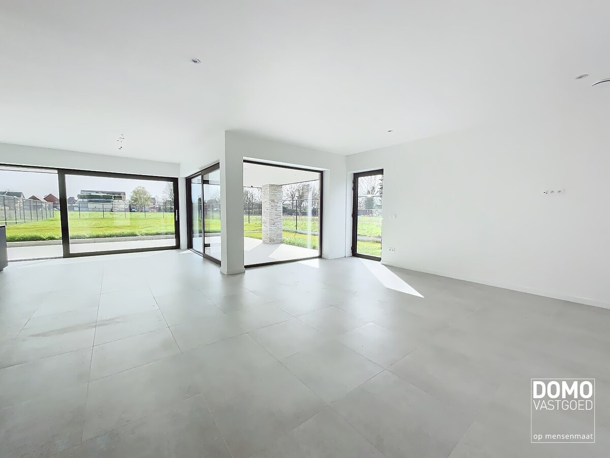 MODERNE NIEUWBOUWWONING MET TUIN,OVERDEKT TERRAS EN INPANDIGE GARAGE TE HASSELT 