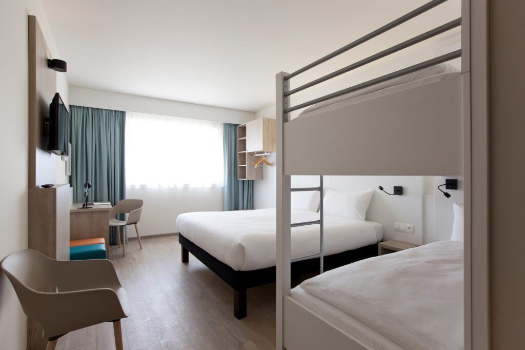 Ruime familiekamer in het Ibis Styles Nieuwpoort project 