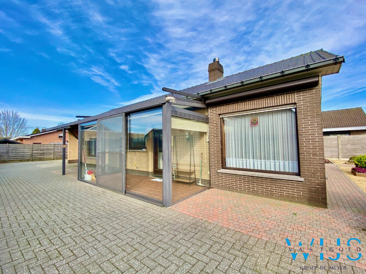Ruime bungalow op een ideale locatie te Ertvelde ! 