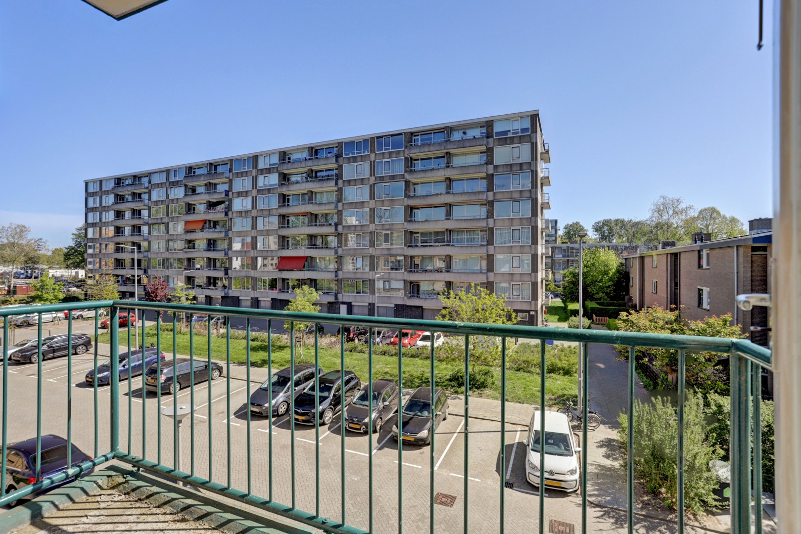 Instapklaar 3- (voorheen 4) kamer appartement op de 2e etage met moderne keuken met kookeiland, 2 balkons, 2 riante slaapkamers, moderne badkamer en gelegen op eigen grond! 