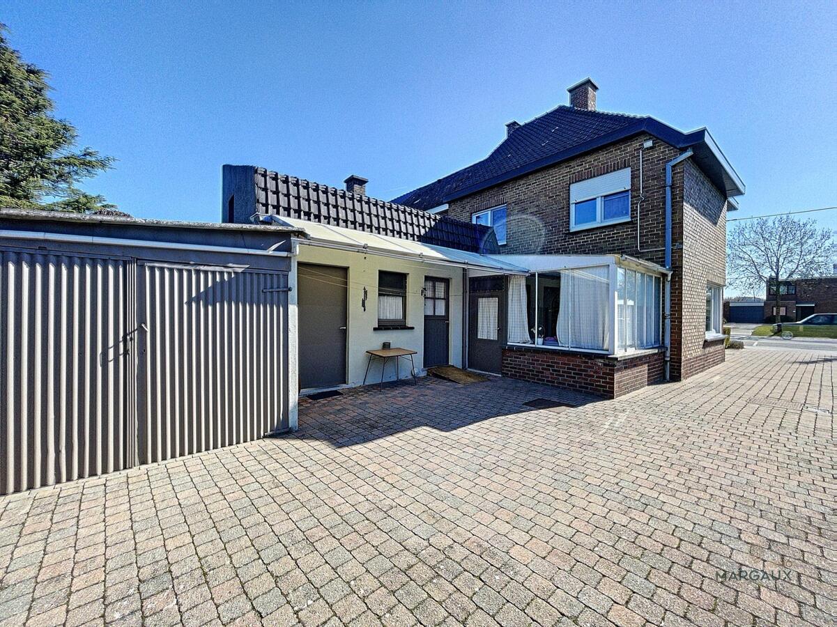 Verkocht op 1 dag! Te renoveren halfopen bebouwing op groot perceel 