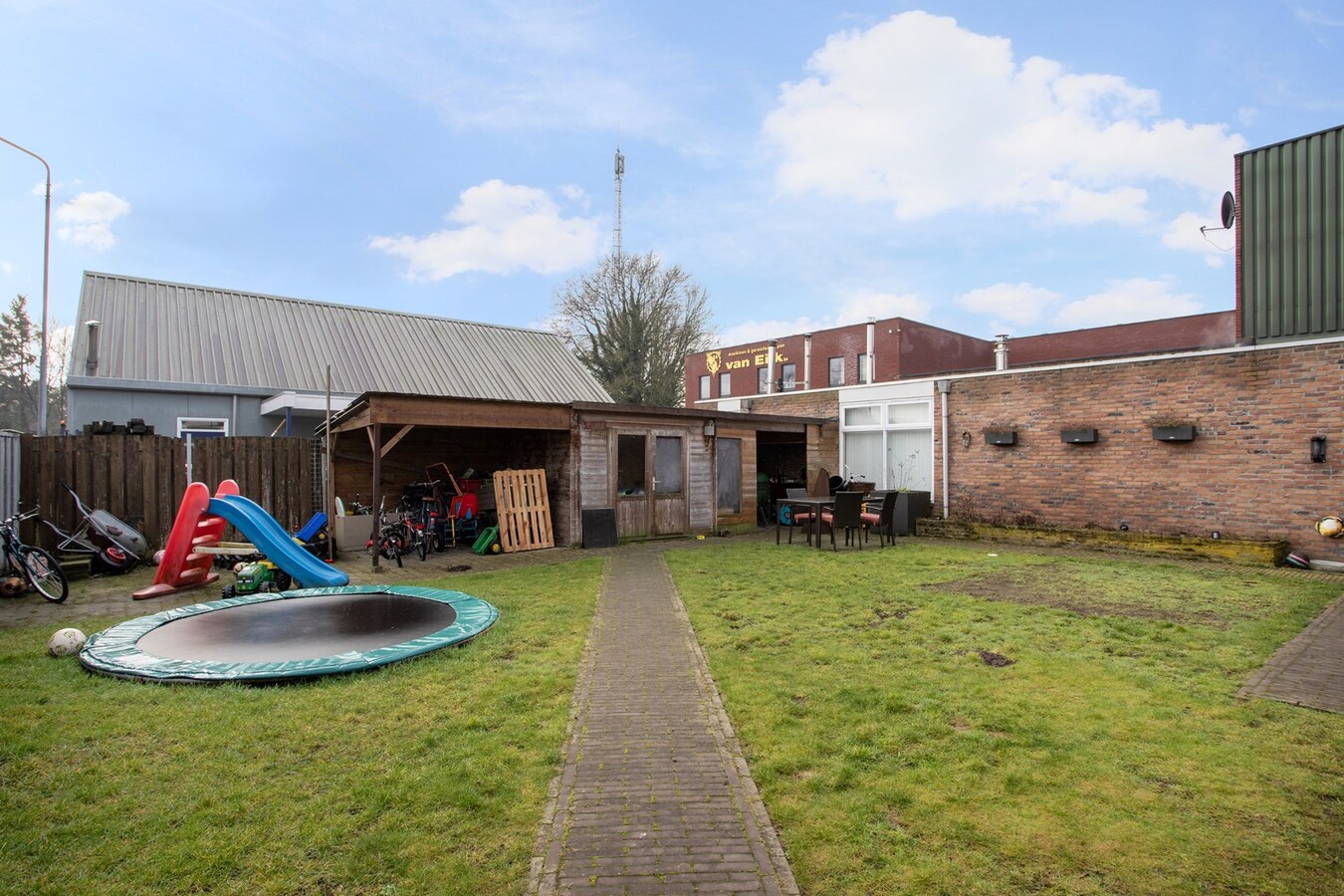Uniek woon-winkelpand met bedrijfs-, en buitenruimte op toplocatie in Reusel. 