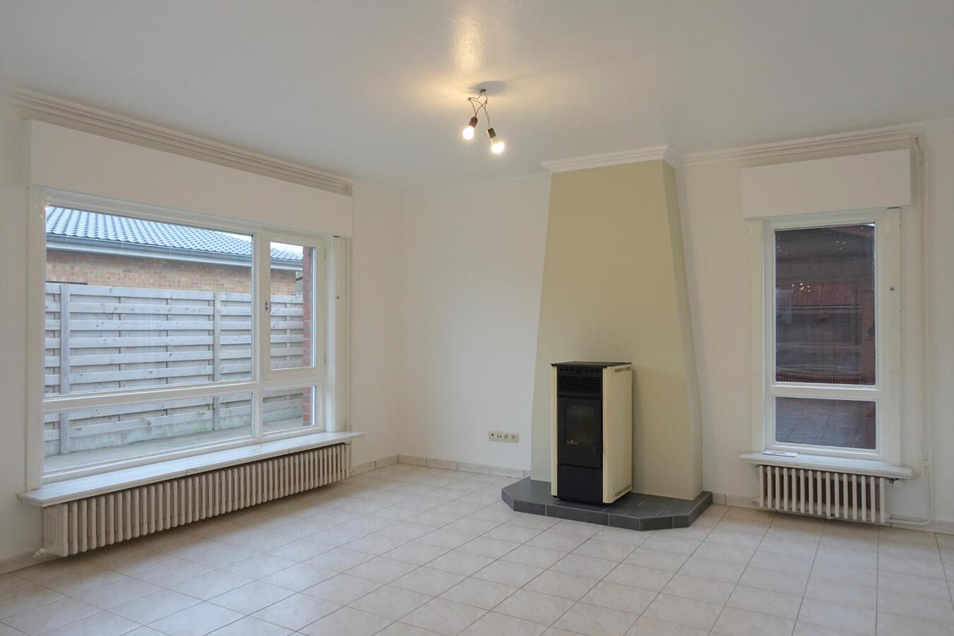 Halfopen woning met garage 