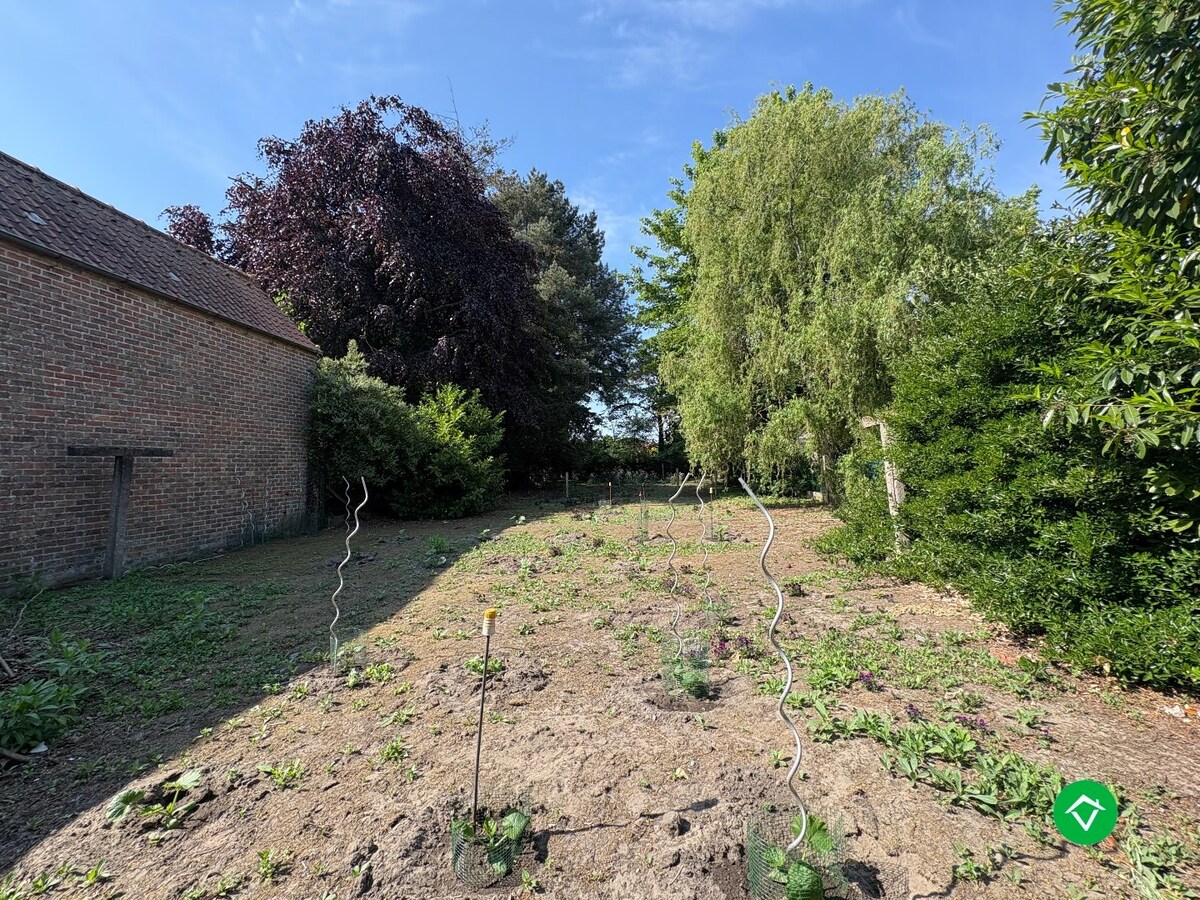 Woning met veel potentieel op een ruim perceel in het centrum van Koekelare 