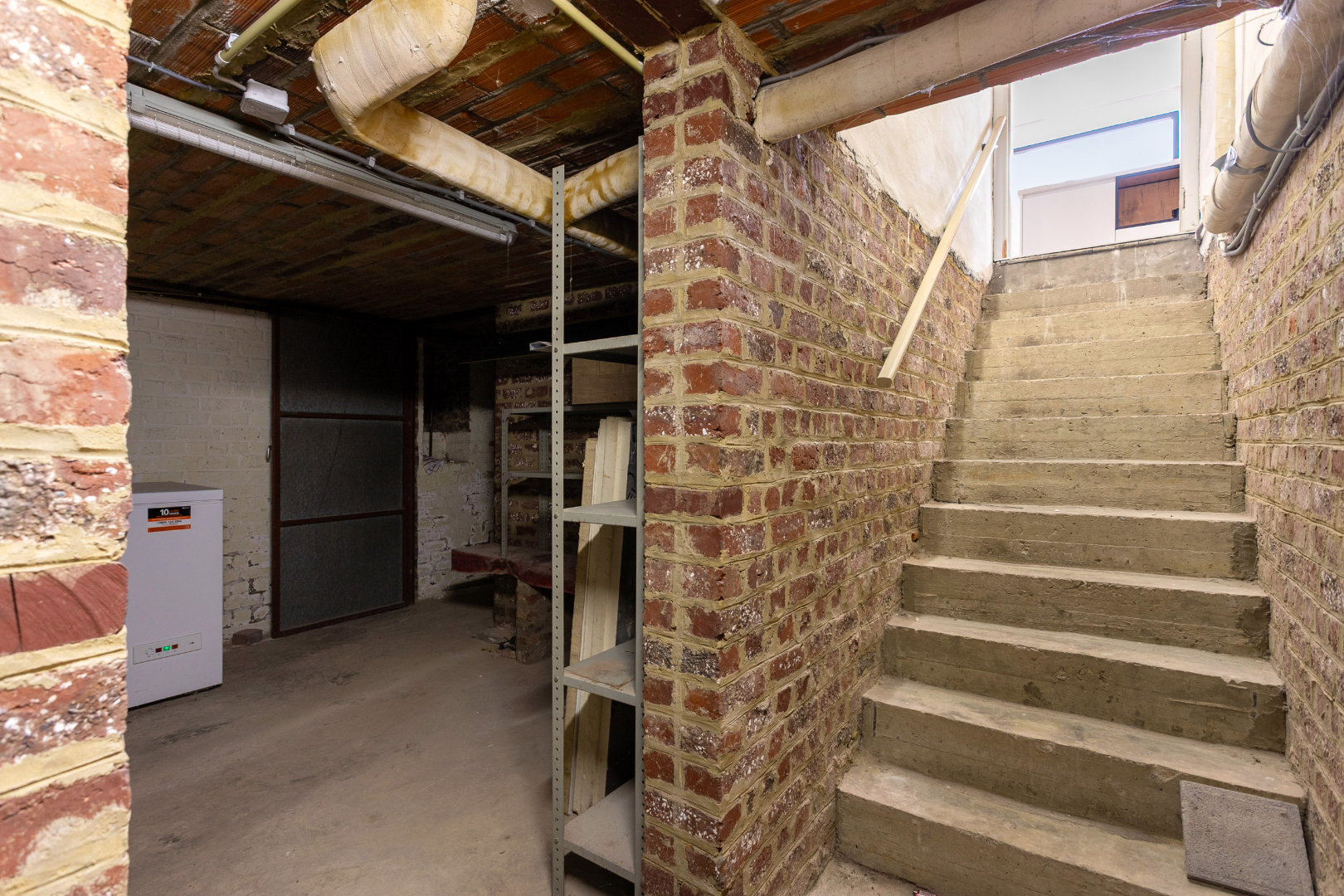 Ruime woning te Pajottegem met 4 slpks, garage en tuin op +-10a! 