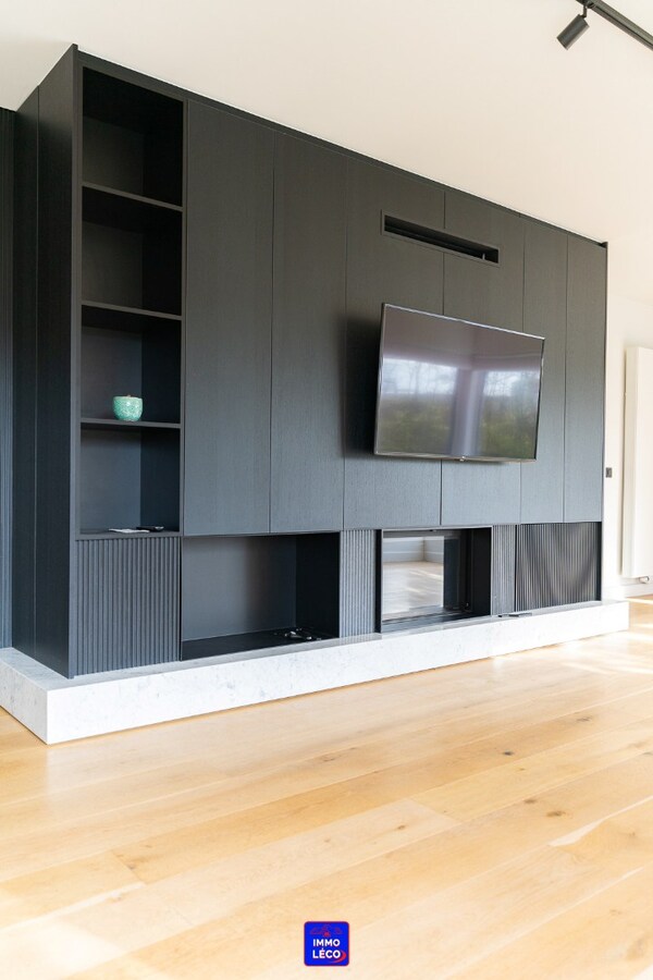 Villa "Semi Plain-Pied" érigée sur 1600m², grand parking, garage, jardin, COUP DE COEUR ! 