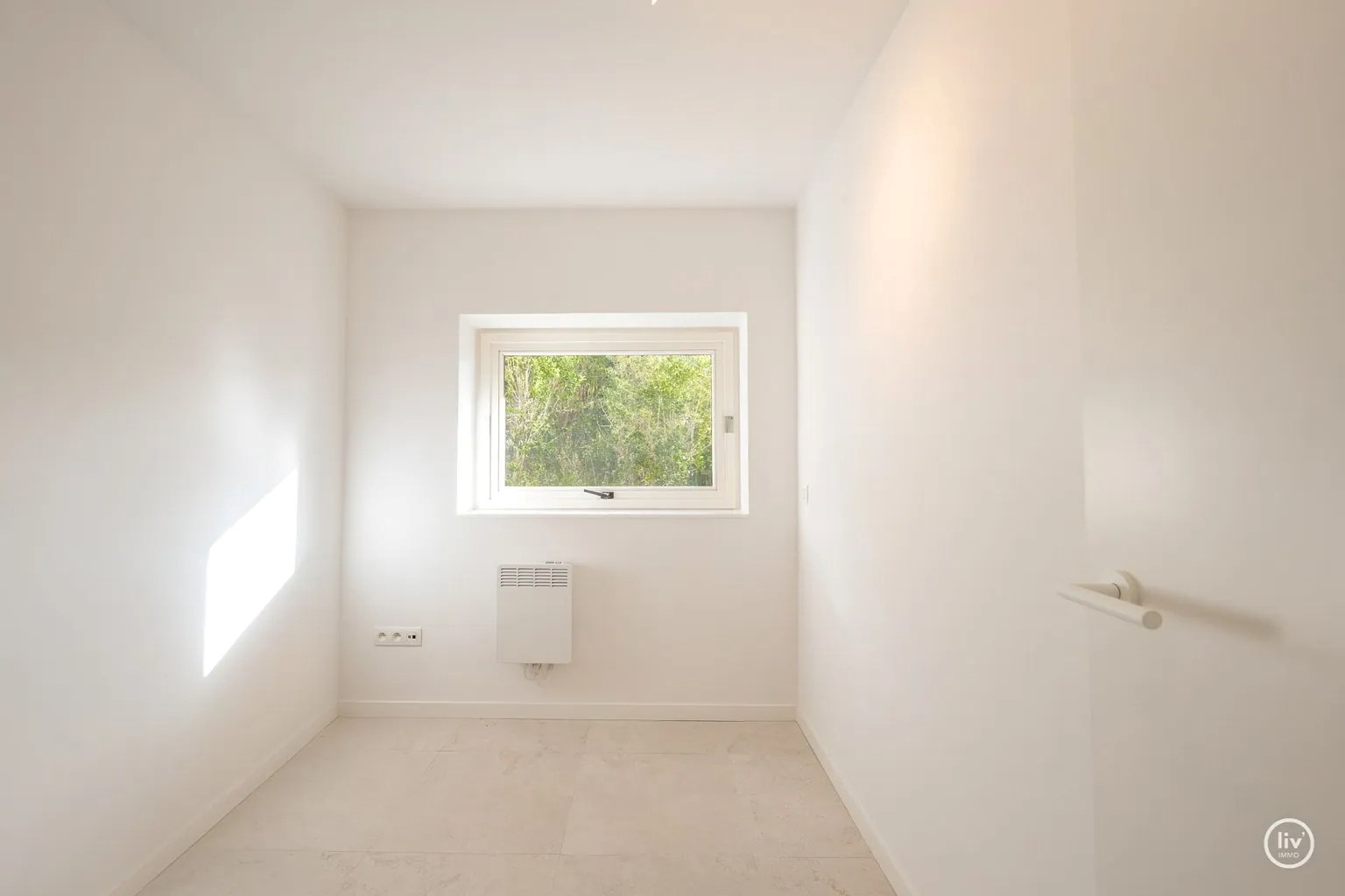 Dit prachtig gelegen appartement geniet van een zuidelijke oriëntatie en bevindt zich in een groene en rustige omgeving, rechtstreeks grenzend aan het Yzerpark. 