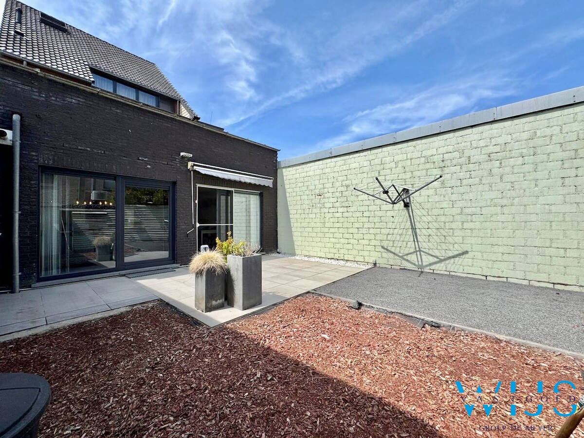 Prachtig ruim 1 slaapkamer appartement op het gelijkvloers met toffe tuin ! 