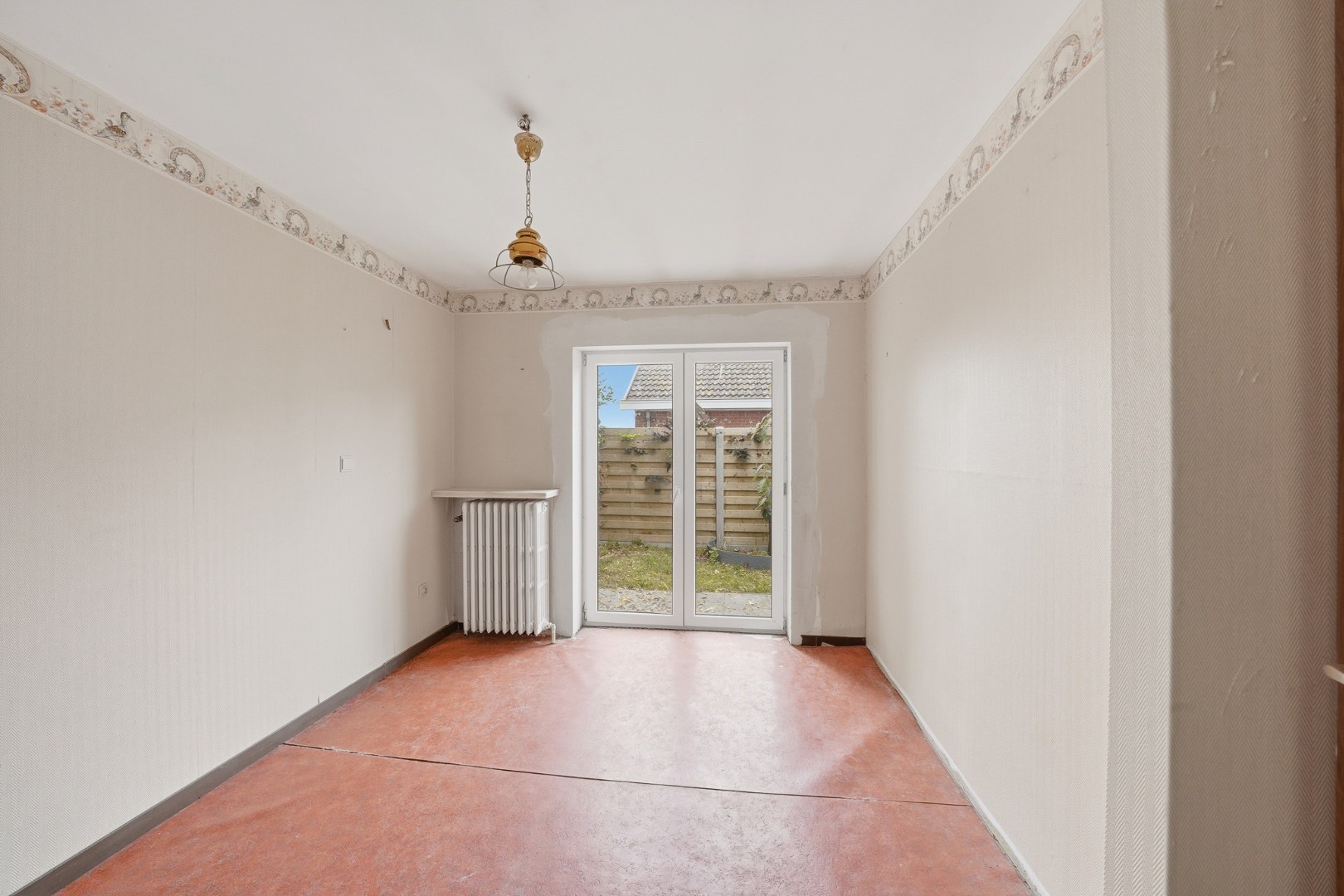 Vrijstaande bungalow met veel potentieel langs het water in hartje Oudenburg 