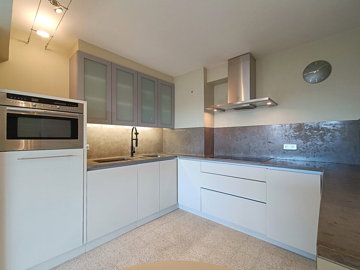 Ruim 2-slaapkamerappartement met groot terras en garage-optie te Zeebrugge. 