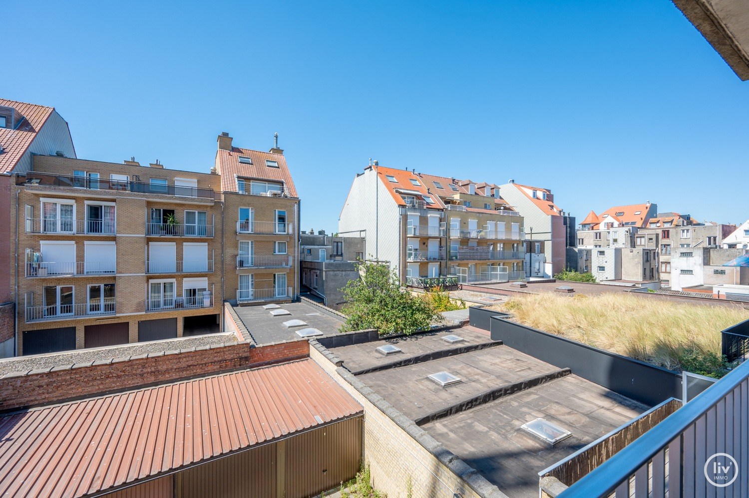 GEMEUBELD - Hoogstaand gerenoveerd en tevens gemeubeld 3-kamer appartement op wandelafstand van de Zeedijk-Albertstrand. 