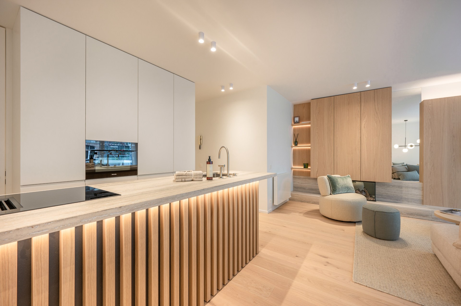 Prachtig gerenoveerd appartement met 3 slaapkamers centraal gelegen op de Lippenslaan te Knokke. 