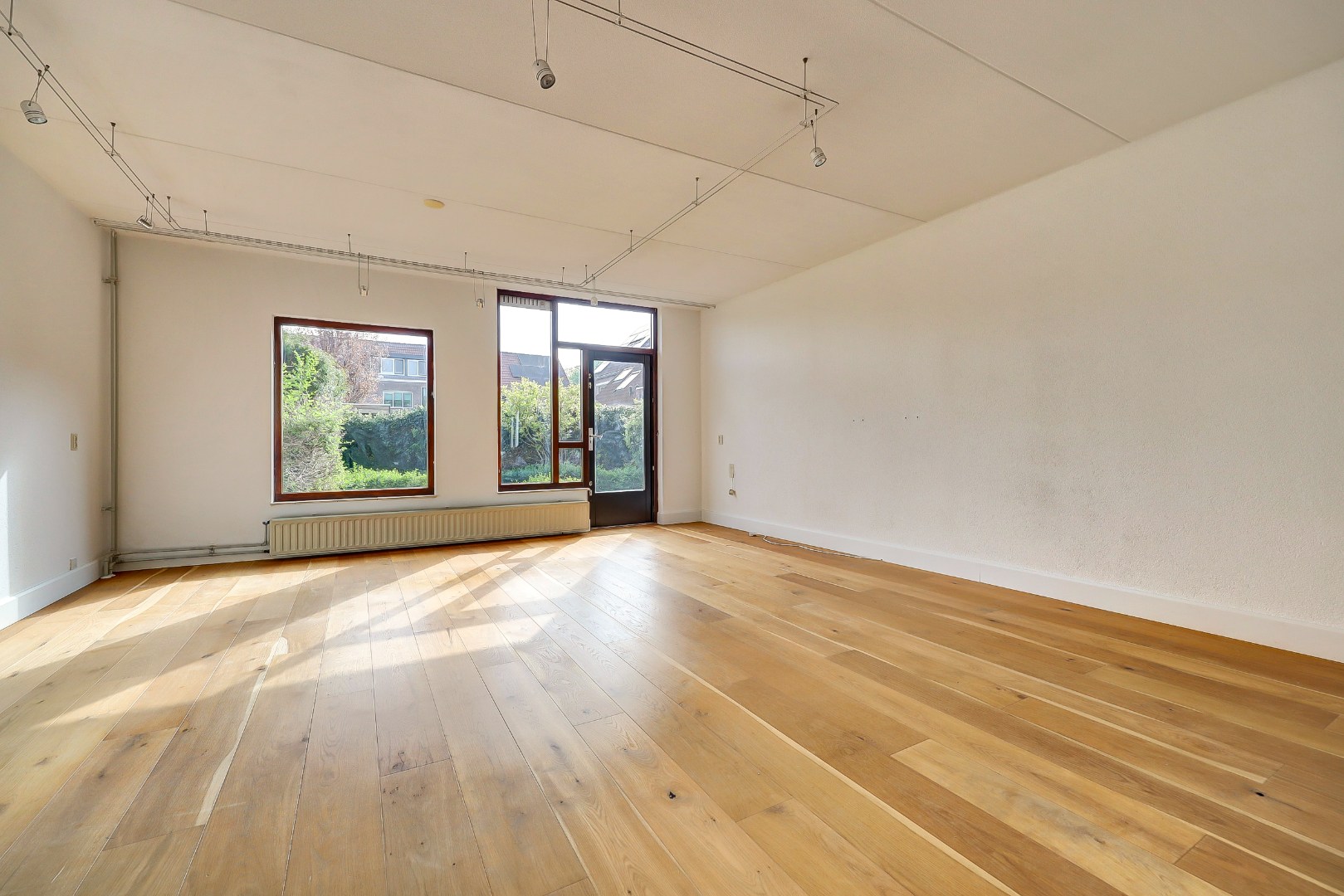 Ruime 5-kamer hoekwoning met aangebouwde garage op een kavel van maar liefst 297 m2 eigen grond! 