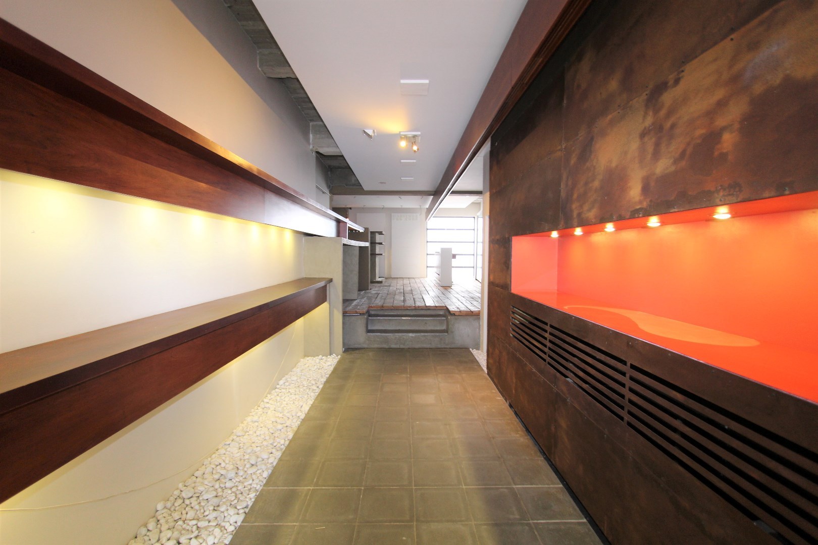 PRACHTIG GELEGEN MODERNE HANDELSWONING 