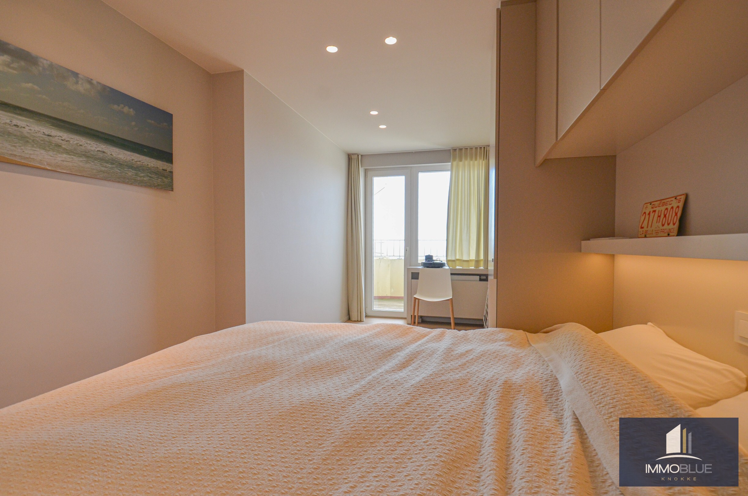 L’appartement bénéficie d’une double orientation, avec une vue frontale sur la mer à l’avant et une vue dégagée sur l’arrière-pays à l’arrière. 