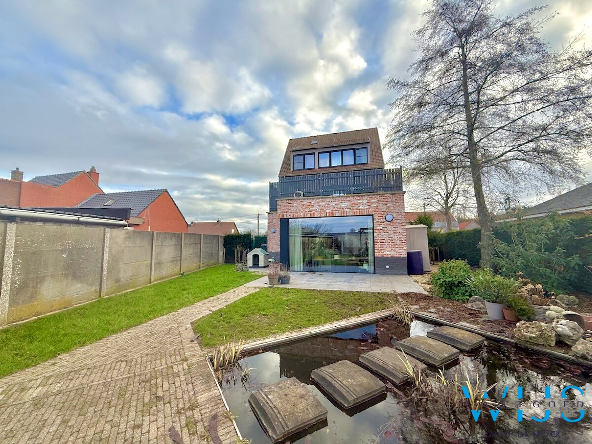 Gelijkvloers appartement met tuin en garage te OOSTEEKLO ! 