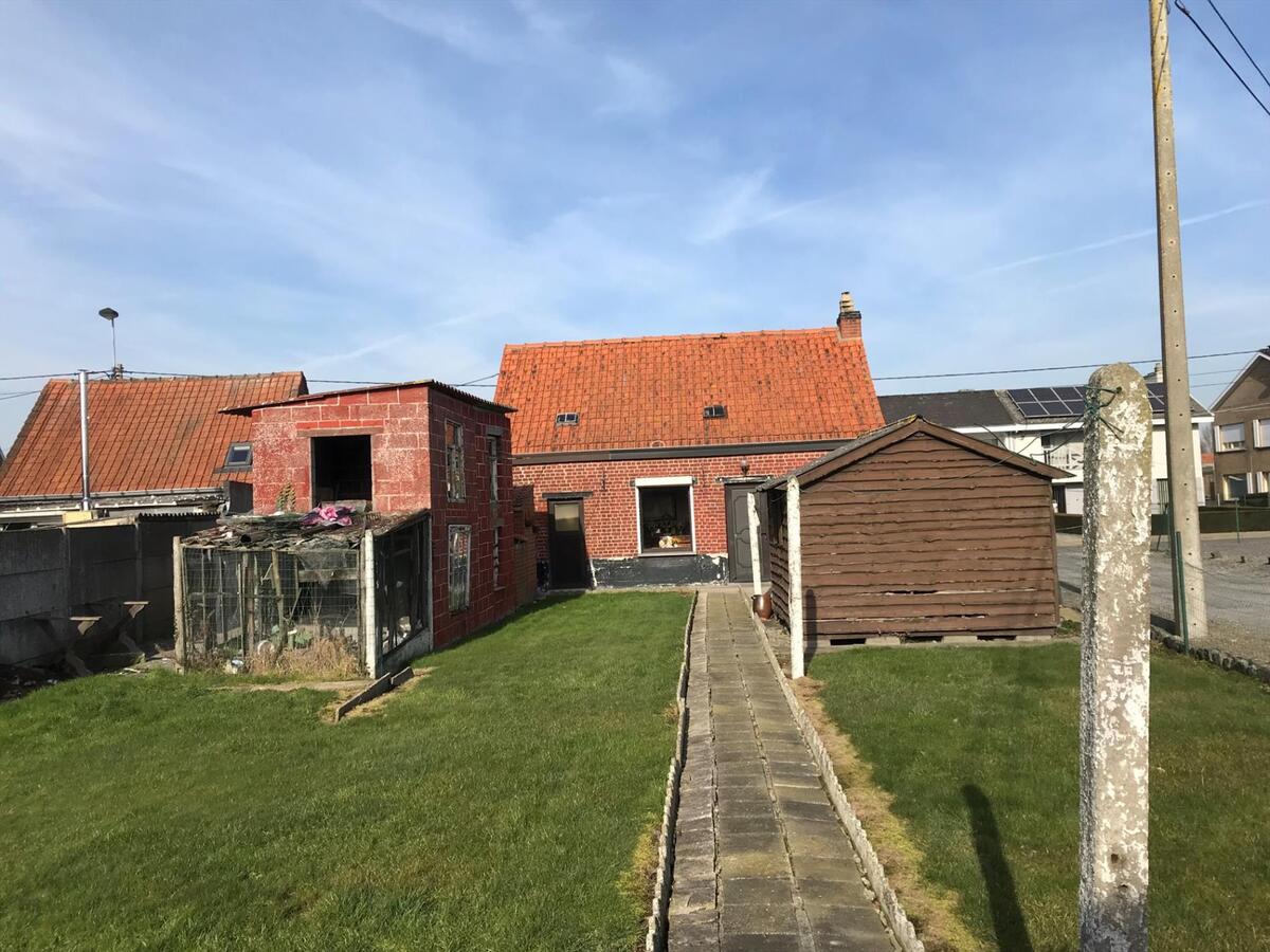 Uitstekend gelegen, te renoveren woning met zonnige tuin 