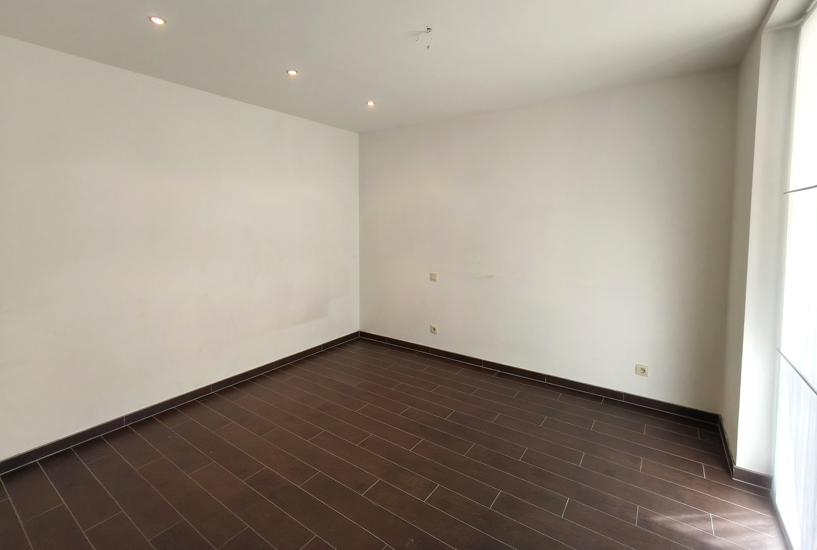 GELIJKVLOERS APPARTEMENT MET RUIM ZONNETERRAS EN GARAGE 