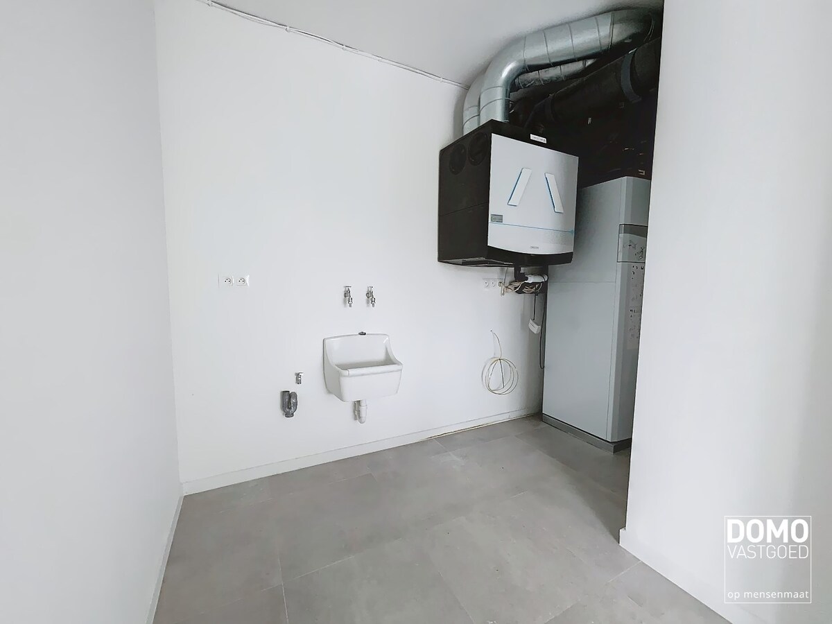 MODERNE NIEUWBOUWWONING MET TUIN,OVERDEKT TERRAS EN INPANDIGE GARAGE TE HASSELT 