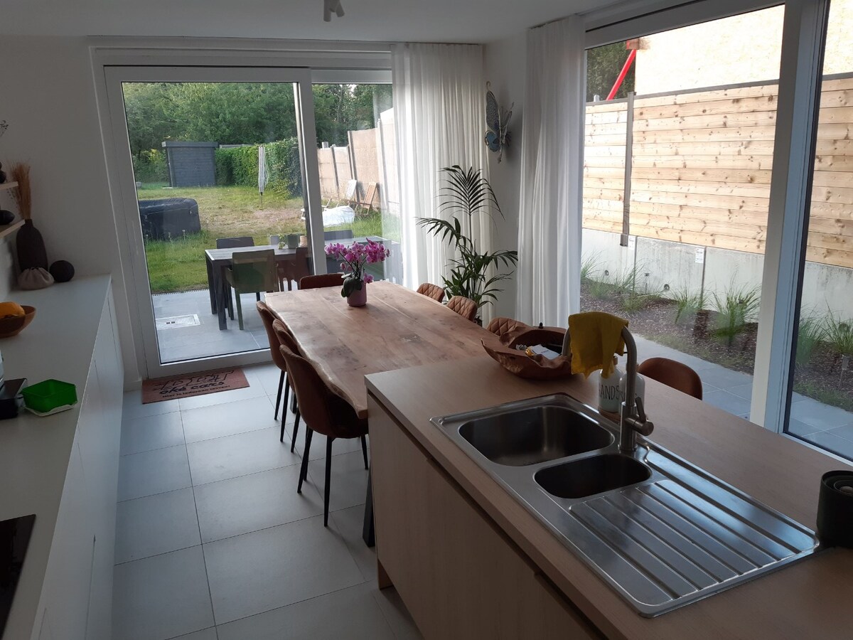 Lichtrijke, eigentijdse  Half Open Bebouwing. 